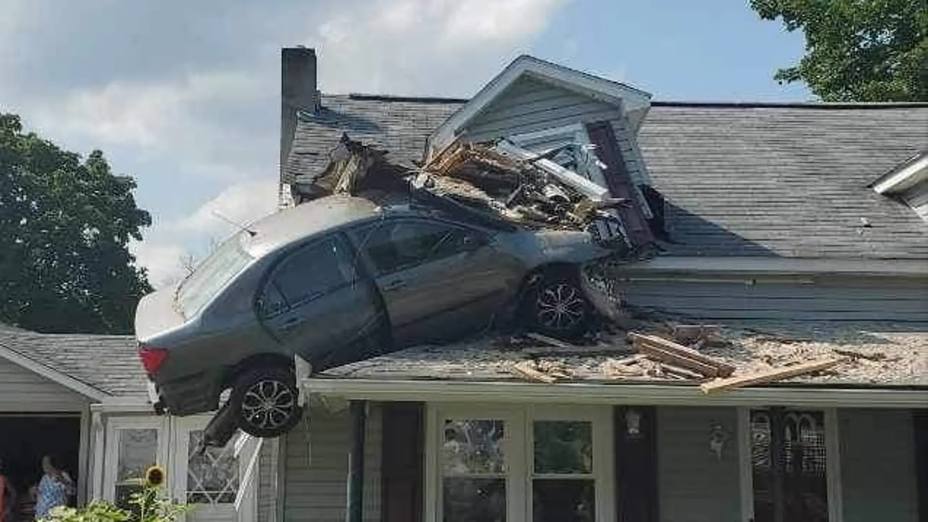 Increíble pero cierto: estrella su coche contra el segundo piso de una casa
