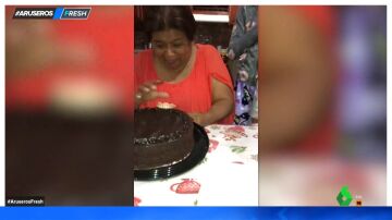 El divertido vídeo viral de una abuela que prueba un pastel y se le queda la dentadura pegada en la tarta