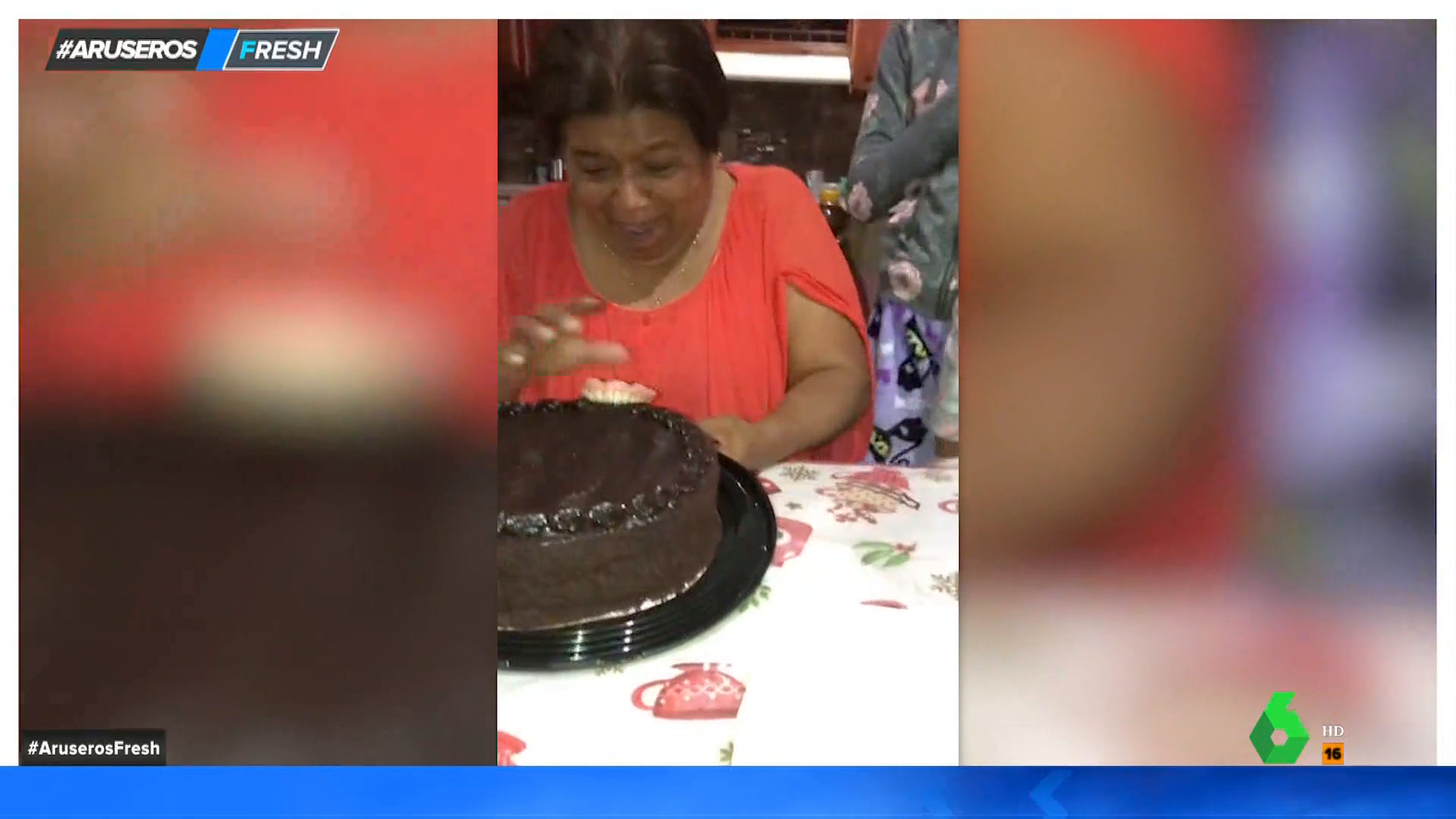 El divertido vídeo viral de una abuela que prueba un pastel y se le queda  la dentadura pegada en la tarta