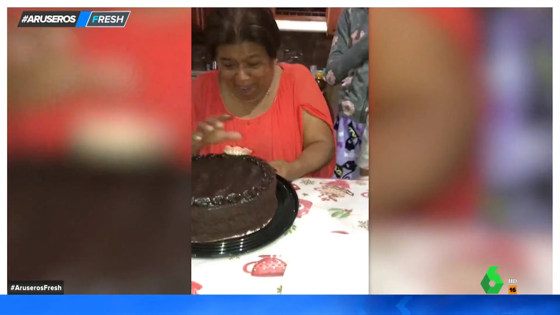 El divertido vídeo viral de una abuela que prueba un pastel y se le queda la dentadura pegada en la tarta