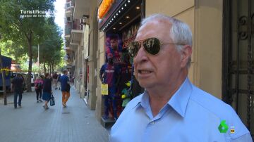 "El turismo nos tiene hasta los cojo***": el cabreo de un vecino de Barcelona