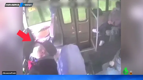 Un conductor de autobús consigue poner a salvo a sus pasajeros mientras sufre un ataque al corazón Un conductor de autobús consigue poner a salvo a sus pasajeros mientras sufre un ataque al corazón