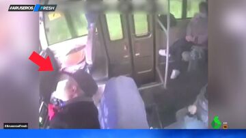 Un conductor de autobús consigue poner a salvo a sus pasajeros mientras sufre un ataque al corazón
