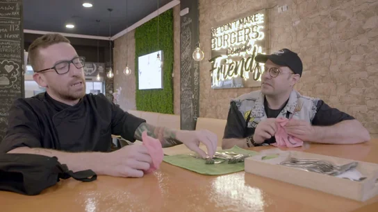 "Se echa de menos un jefe que motive": el cocinero de Toro Burger se sincera con su 'ayudante' sin saber que es su jefe infiltrado "Se echa de menos un jefe que motive": el cocinero de Toro Burger se sincera con su 'ayudante' sin saber que es su jefe infiltrado