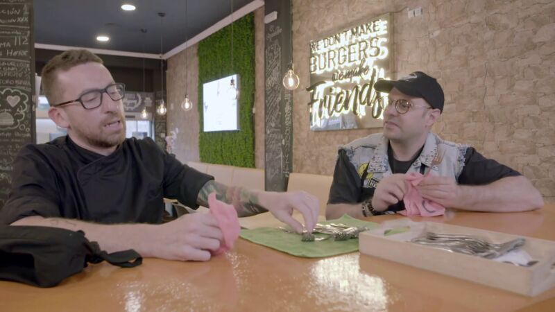 "Se echa de menos un jefe que motive": el cocinero de Toro Burger se sincera con su 'ayudante' sin saber que es su jefe infiltrado