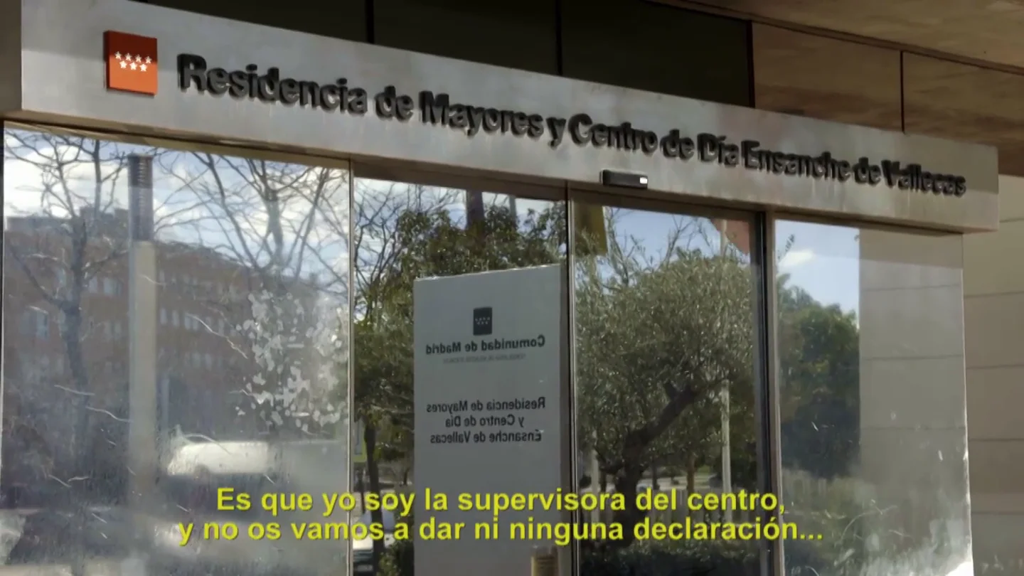 Una residencia de la Comunidad de Madrid se niega a dejar entrar a Chicote a pesar de su insistencia: "No os vamos a atender" Una residencia de la Comunidad de Madrid se niega a dejar entrar a Chicote a pesar de su insistencia: "No os vamos a atender"