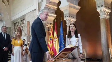 El nuevo presidente de Aragón, el 'popular' Jorge Azcón, toma posesión de su cargo en la sede de las Cortes.