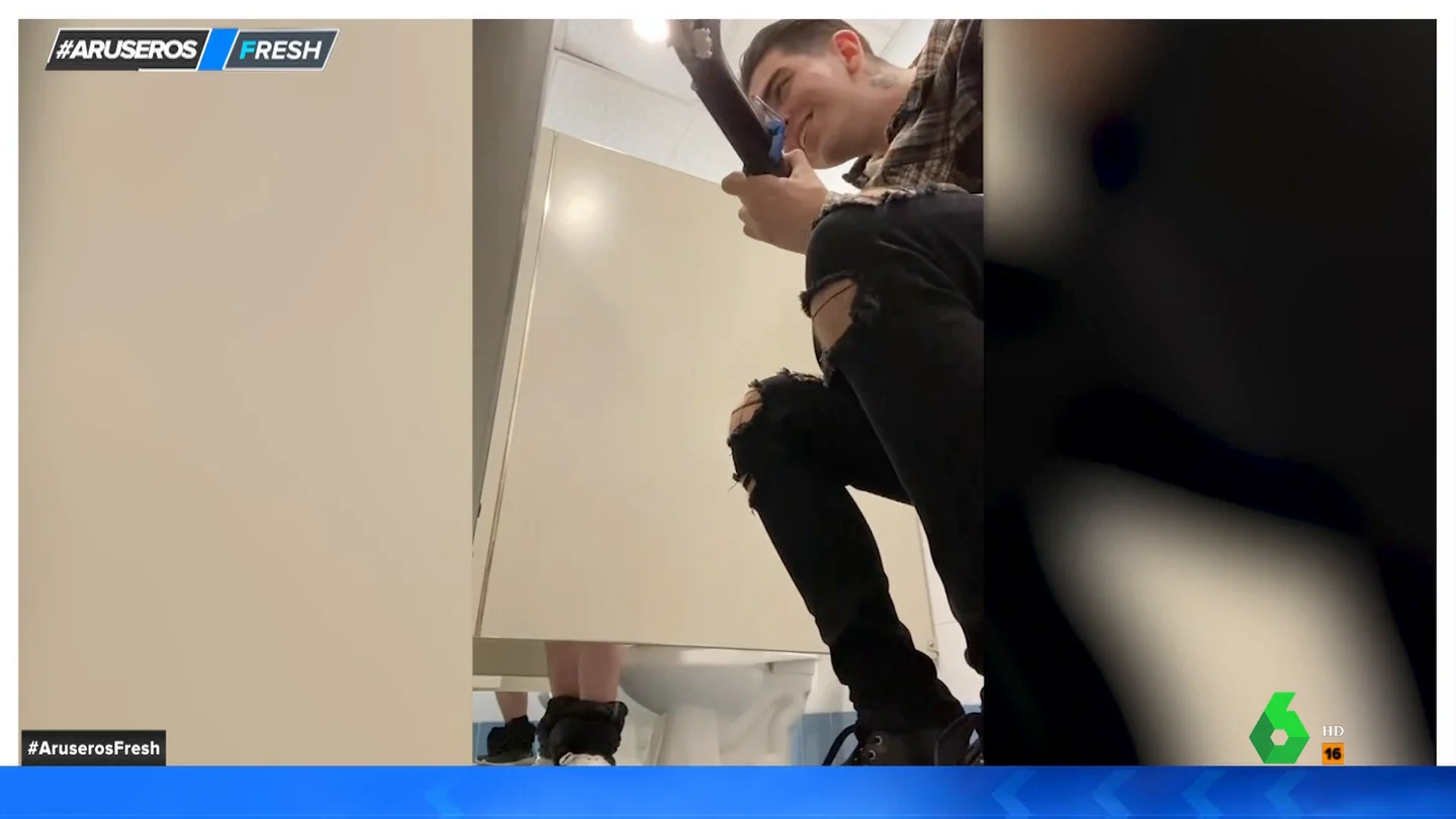 Un joven canta canciones de reguetón en baños públicos para ver si quienes los usan se unen a su recital Un joven canta canciones de reguetón en baños públicos para ver si quienes los usan se unen a su recital