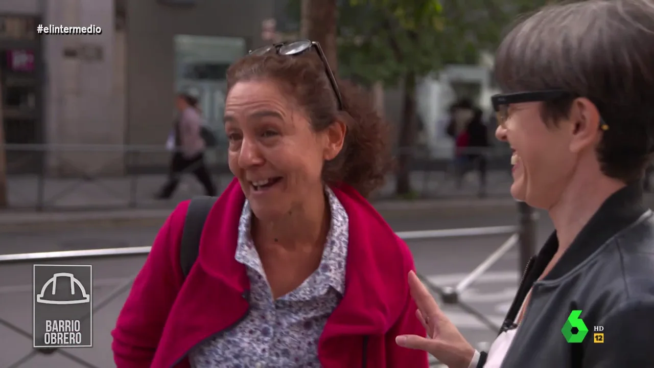 Una mujer de barrio obrero critica la moda de ponerse piedras preciosas en los dientes: "Me parece una gilipollez"