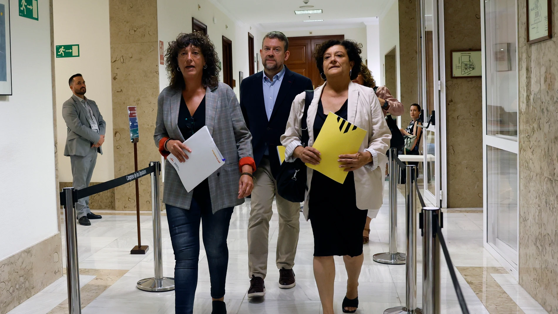 Los diputados de ERC Teresa Jordà (i), Francesc-Marc Álvaro y Pilar Vallugera (d) recogen sus actas en el Congreso
