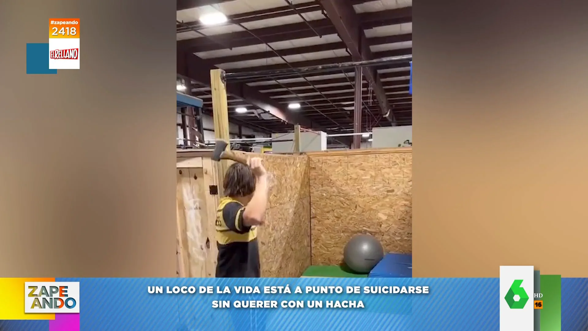 El viral de un hombre que casi acaba con un hacha clavada en la cabeza tras tirarla contra un balón hinchable