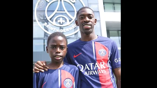 Dembélé posa con la camiseta del PSG Dembélé posa con la camiseta del PSG