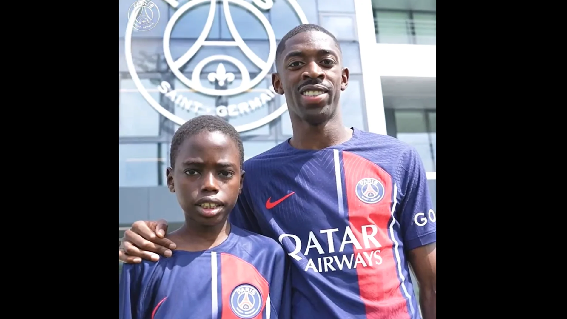 Dembélé posa con la camiseta del PSG