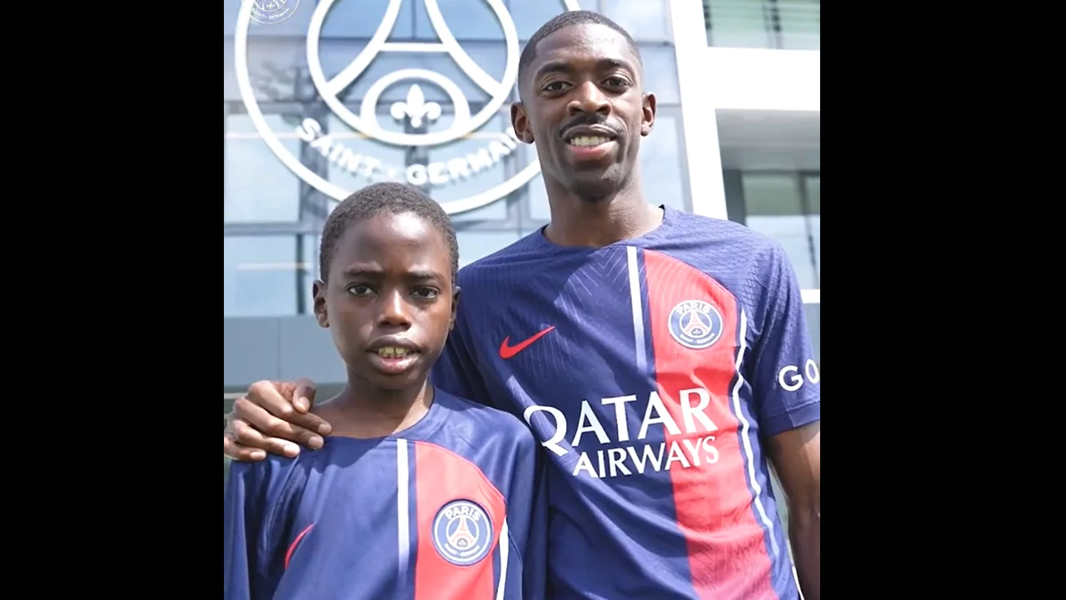 Dembélé posa con la camiseta del PSG