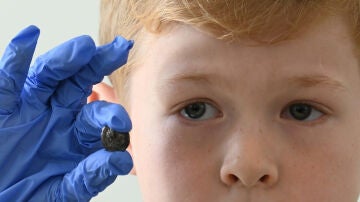 Bjarne, el niño que halló una moneda romana de 1.800 años de antigüedad, sostiene su hallazgo
