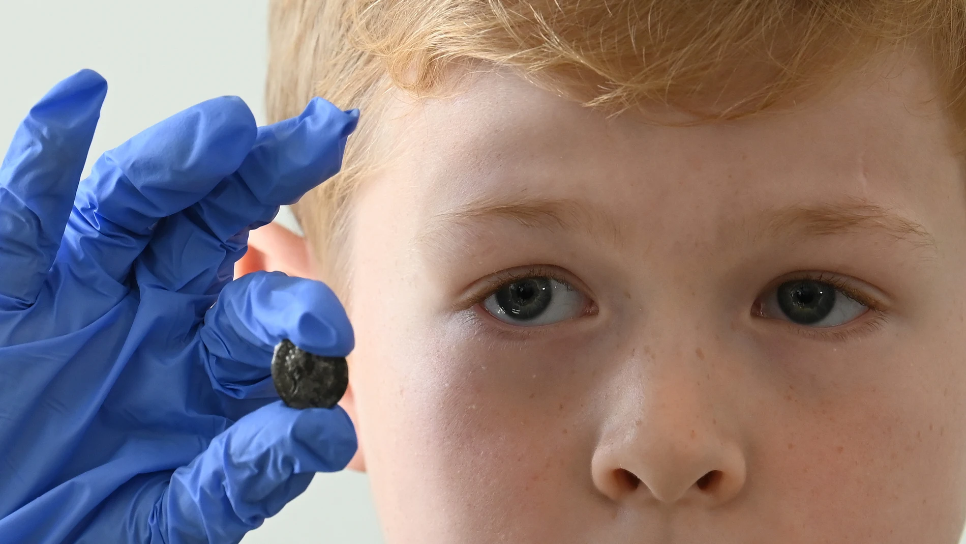 Bjarne, el niño que halló una moneda romana de 1.800 años de antigüedad, sostiene su hallazgo
