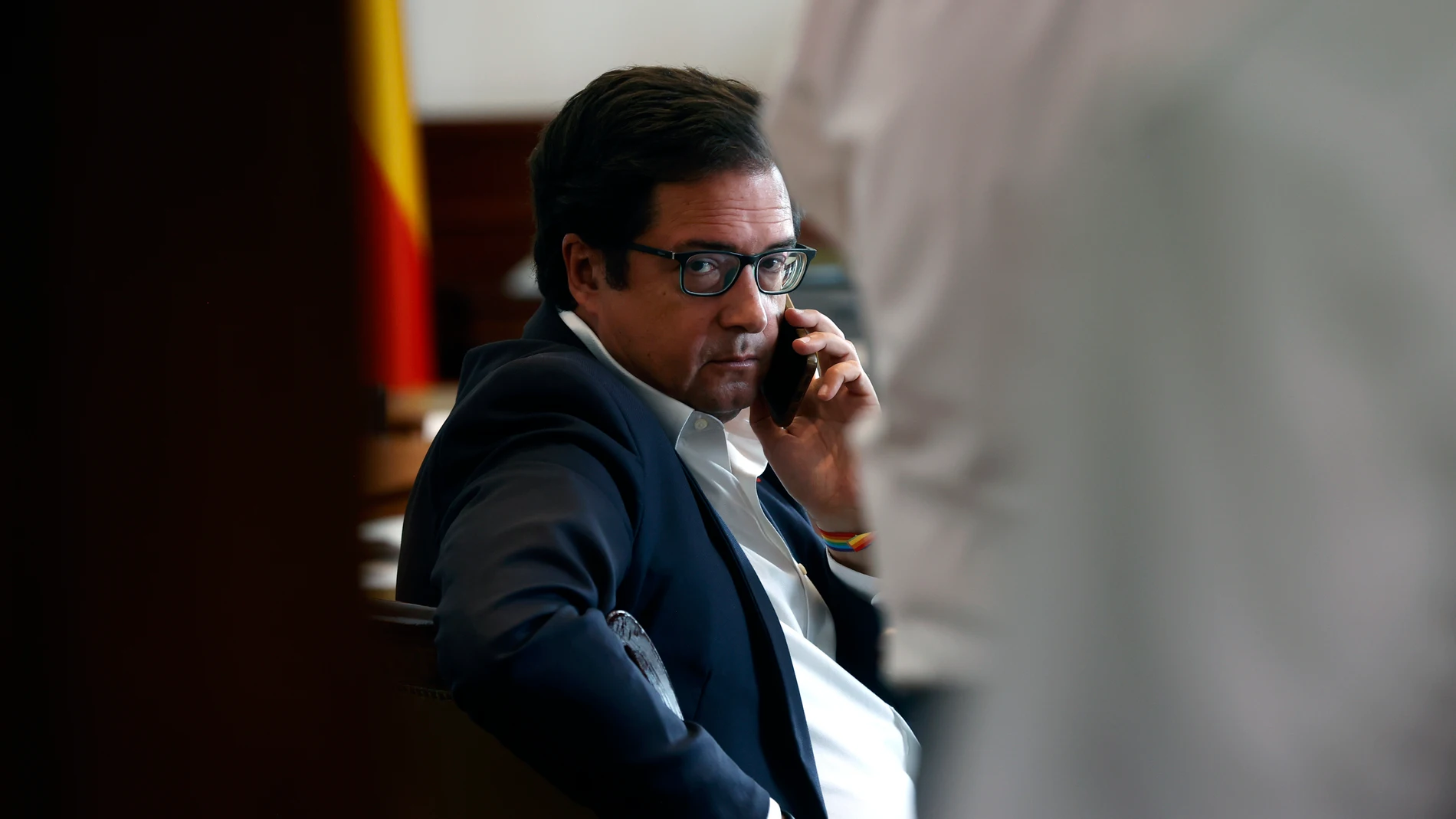 Óscar López (PSOE) conversa por teléfono al recoger su acta en el Congreso de los Diputados