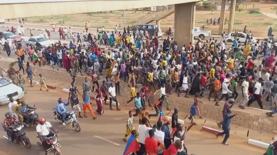 Aumenta la tensión en Níger: miles de manifestantes protestan contra las acciones de la CEDEAO Aumenta la tensión en Níger: miles de manifestantes protestan contra las acciones de la CEDEAO