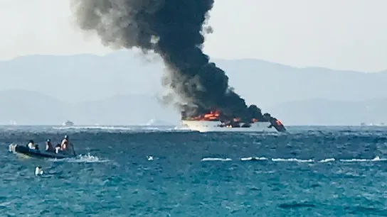 Arde un yate de 27 metros de eslora en la costa de Formentera Arde un yate de 27 metros de eslora en la costa de Formentera