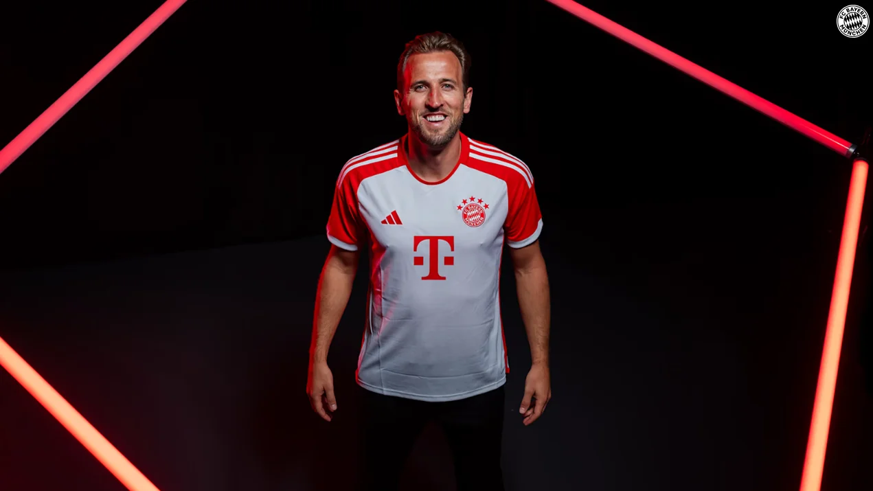 Harry Kane posa con la camiseta del Bayern de Múnich