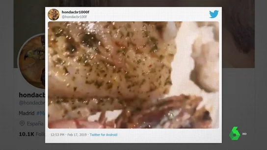 Una mujer graba la desagradable "sorpresa" que encontró en su plato de pescado: "Ahí tenéis el 'gusanico' vivo..." Una mujer graba la desagradable "sorpresa" que encontró en su plato de pescado: "Ahí tenéis el 'gusanico' vivo..."