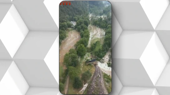 Un desprendimiento en Queralbs (Girona) deja atrapados "algunos coches" durante dos horas Un desprendimiento en Queralbs (Girona) deja atrapados "algunos coches" durante dos horas