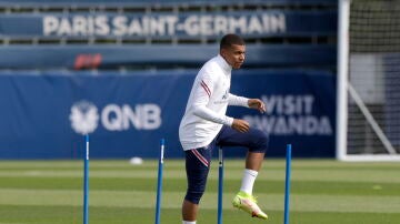 Mbappé, durante un entrenamiento con el PSG