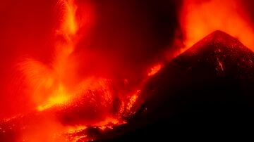 Imagen de cómo el volcán Etna expulsa la lava tras entrar en erupción este lunes..