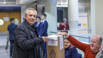 Fotografía proporcionada por la Presidencia argentina que muestra al presidente, Alberto Fernández, mientras vota en las elecciones primarias, en Buenos Aires.