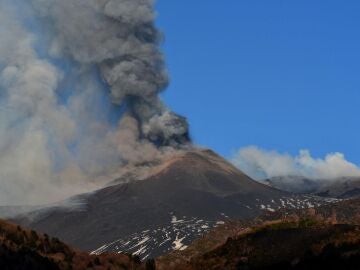 The Etna volcano erupts again and forces the closure of the Catania airport