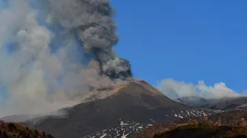 El Etna entra de nuevo en erupción y obliga a cerrar el aeropuerto de Catania.