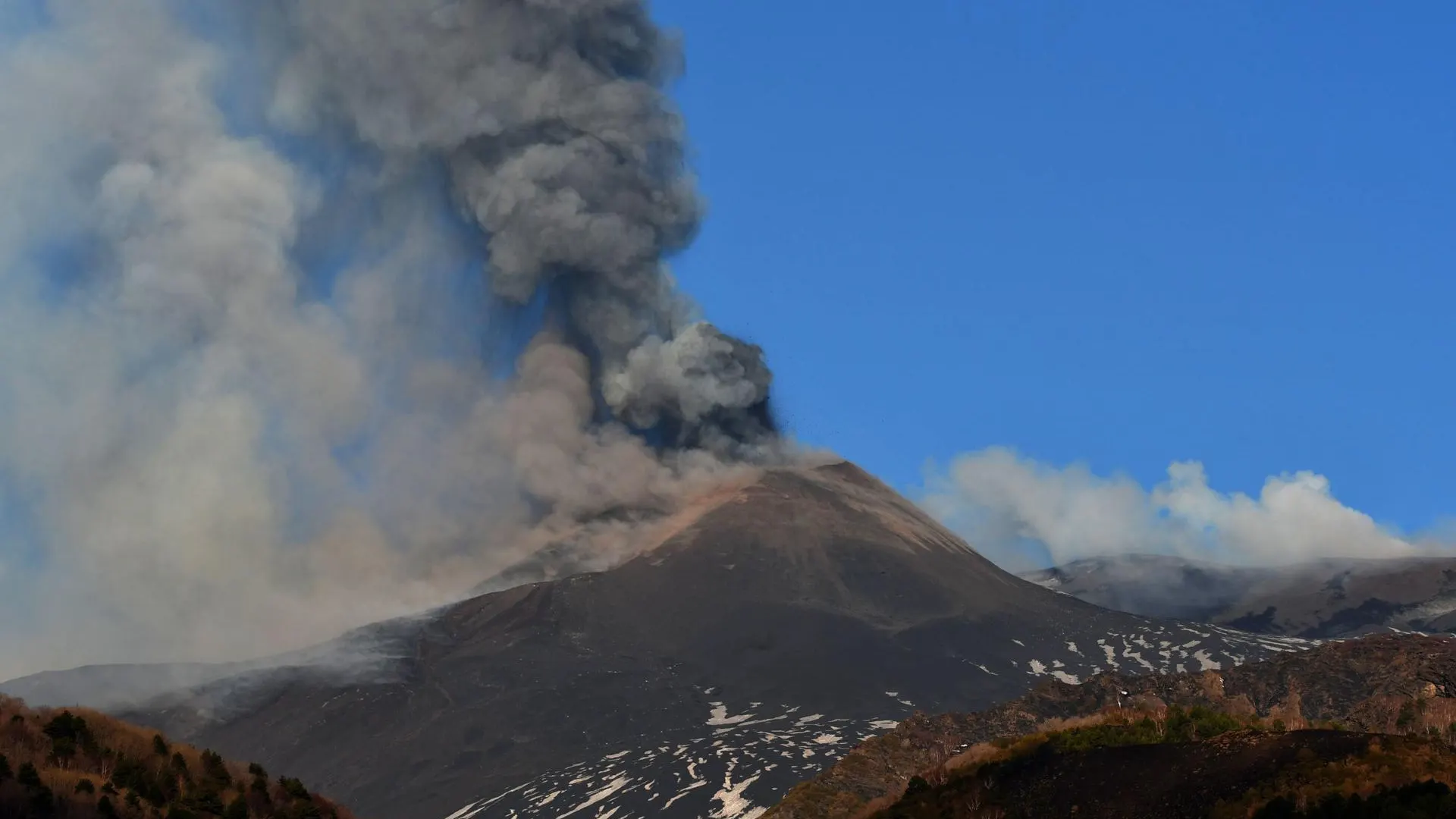 El Etna entra de nuevo en erupción y obliga a cerrar el aeropuerto de Catania.