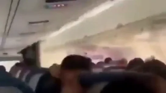 Un pasajero graba desde el interior cómo su avión aterriza sin tren de aterrizaje delantero Un pasajero graba desde el interior cómo su avión aterriza sin tren de aterrizaje delantero