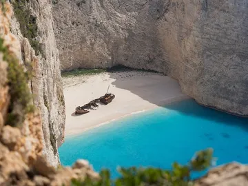 Cala Navagio (la playa del naufragio) en la isla de Zante (o Zakynthos). Cala Navagio (la playa del naufragio) en la isla de Zante (o Zakynthos).
