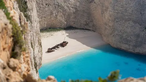 Cala Navagio (la playa del naufragio) en la isla de Zante (o Zakynthos). Cala Navagio (la playa del naufragio) en la isla de Zante (o Zakynthos).
