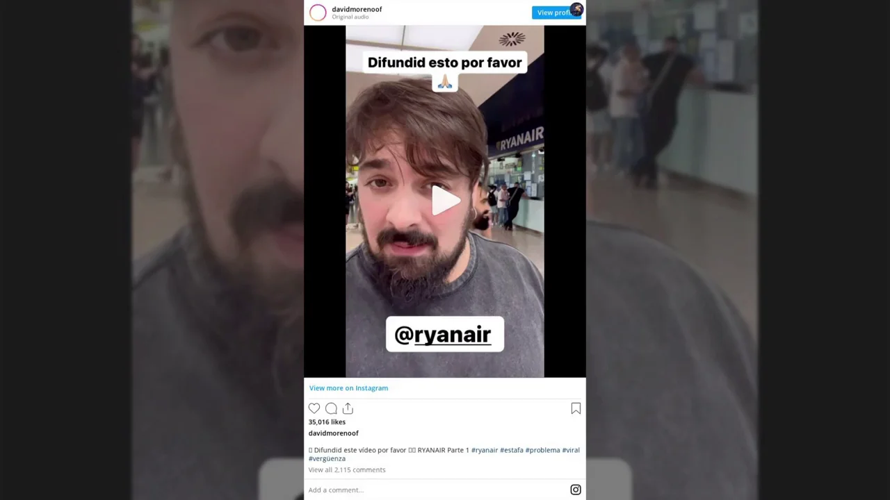 Unos pasajeros son desalojados de un avión de Ryanair en Barcelona por, supuestamente, "pedir el ticket de la maleta" que les habían cobrado Unos pasajeros son desalojados de un avión de Ryanair en Barcelona por, supuestamente, "pedir el ticket de la maleta" que les habían cobrado
