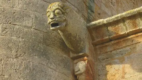 Gárgola de la Iglesia de Santiago Apostol de Villamorón Gárgola de la Iglesia de Santiago Apostol de Villamorón