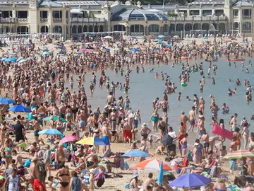 Cientos de personas en una playa Cientos de personas en una playa