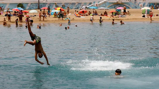 Bañistas en la playa de Las Alcaravaneras de Las Palmas de Gran Canaria Bañistas en la playa de Las Alcaravaneras de Las Palmas de Gran Canaria