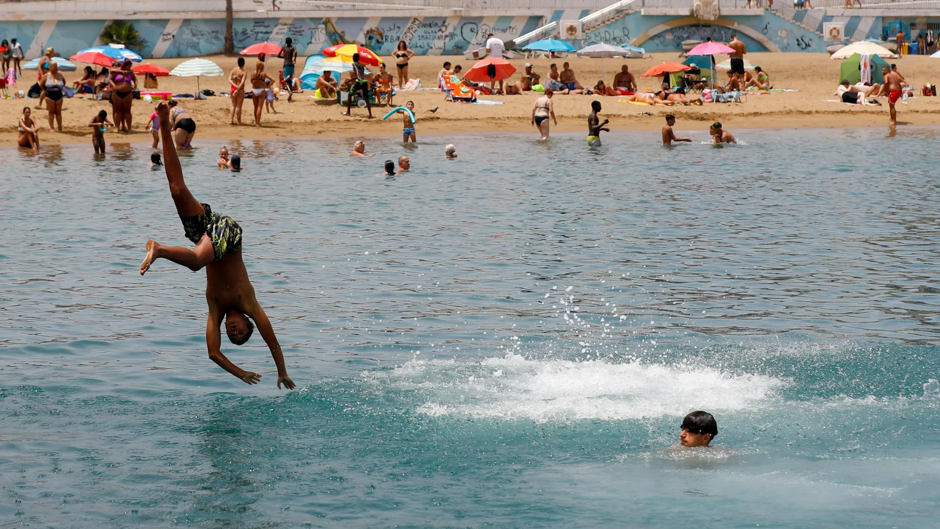 Bañistas en la playa de Las Alcaravaneras de Las Palmas de Gran Canaria