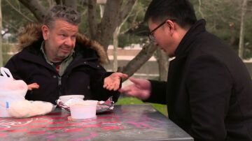 "Un chino en China no lo ha visto nunca": Chicote prueba con un ciudadano chino platos típicos de la cocina china hechos en España
