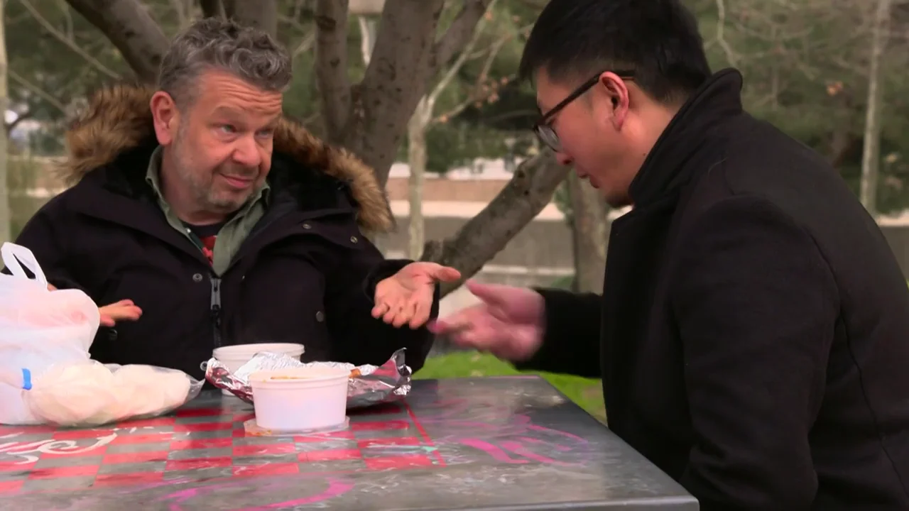 "Un chino en China no lo ha visto nunca": Chicote prueba con un ciudadano chino platos típicos de la cocina china hechos en España