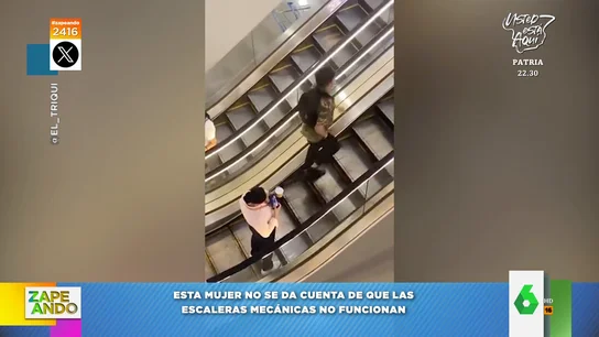El cómico despiste de una señora que permanece en unas escaleras mecánicas sin advertir que no funcionan El cómico despiste de una señora que permanece en unas escaleras mecánicas sin advertir que no funcionan