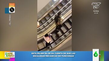 El cómico despiste de una señora que permanece en unas escaleras mecánicas sin advertir que no funcionan