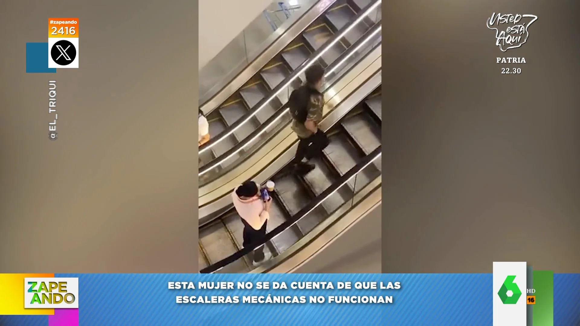 El cómico despiste de una señora que permanece en unas escaleras mecánicas sin advertir que no funcionan