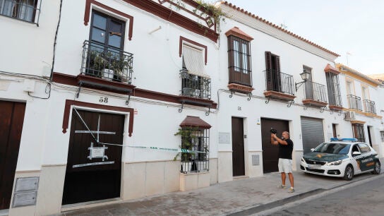 La vivienda en la que fueron hallados los cad&aacute;veres de un hombre y una mujer en Osuna (Sevilla)