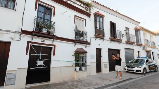 La vivienda en la que fueron hallados los cadáveres de un hombre y una mujer en Osuna (Sevilla) La vivienda en la que fueron hallados los cadáveres de un hombre y una mujer en Osuna (Sevilla)