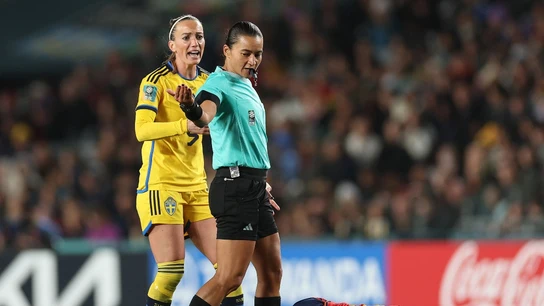 Una jugadora sueca protesta a Edina Alves, árbitra Una jugadora sueca protesta a Edina Alves, árbitra