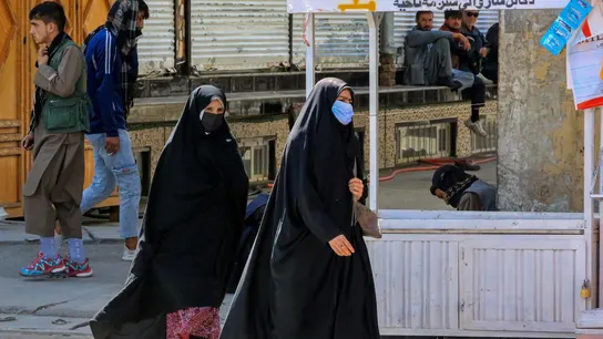Dos mujeres afganas pasean por la calle en Kabul, en Afganistán. Dos mujeres afganas pasean por la calle en Kabul, en Afganistán.