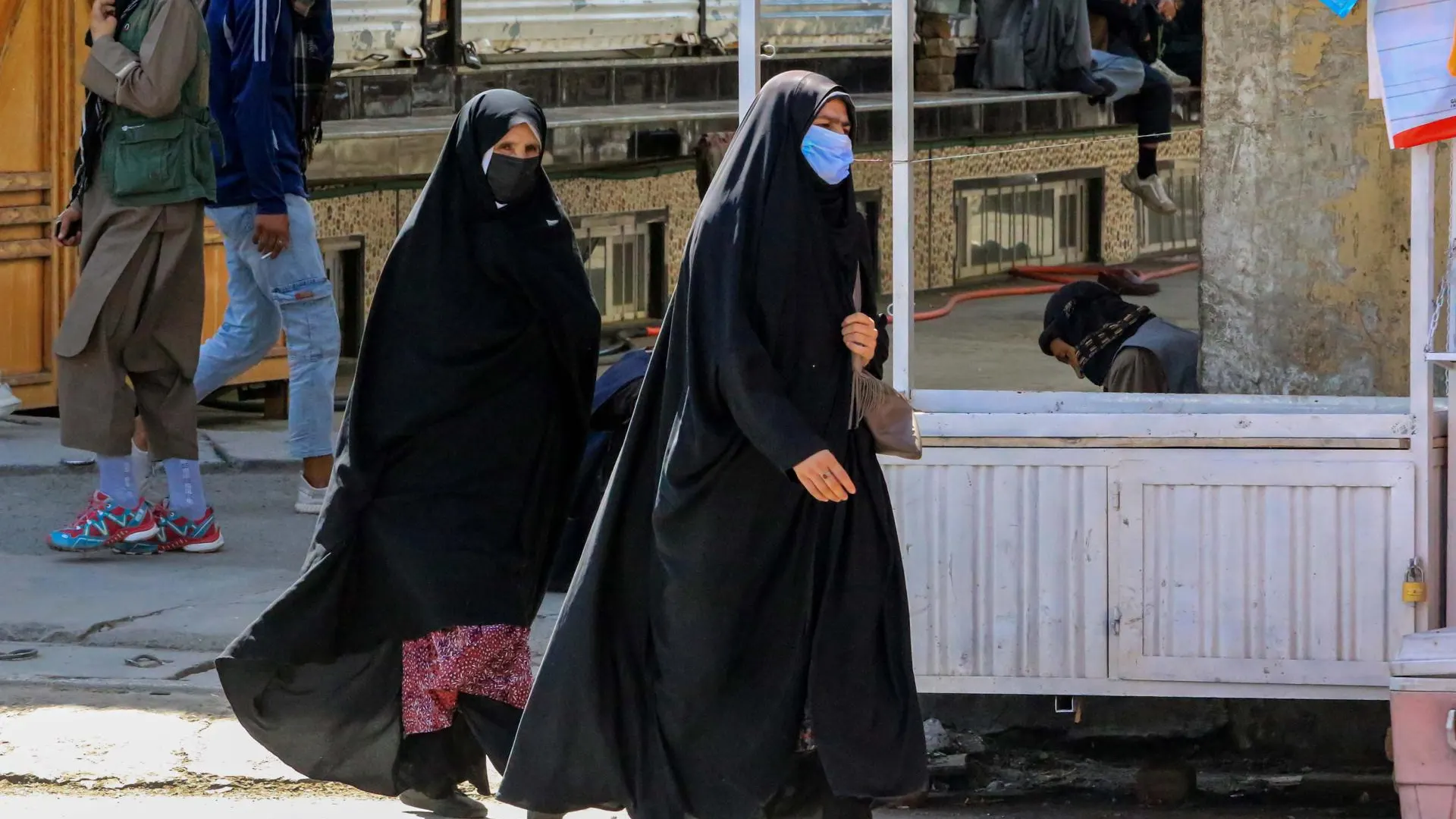 Dos mujeres afganas pasean por la calle en Kabul, en Afganistán.